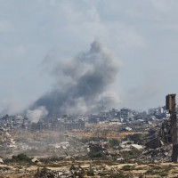 جيش الاحتلال يشن غارة على غزة ويستهدف قيادياً بارزاً في حماس