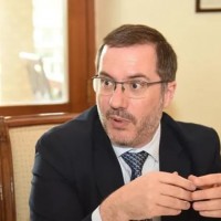 السفير البريطاني بالقاهرة يؤكد دور مصر المحوري في السلام ويلتزم بحل الدولتين لمواجهة تهديدات المستوطنات