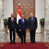 قمة دبلوماسية في القاهرة.. الرئيس السيسي يبحث أزمة ليبيا وخفض التصعيد مع وزيري خارجية الجزائر وتونس