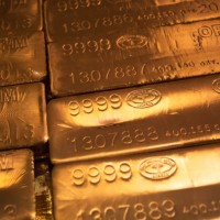 الذهب يقترب من أعلى مستوى تاريخي بدعم من تراجع الدولار وتوقعات خفض الفائدة