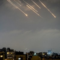 بين ”خداع” ترامب و”نفي” طهران.. إيران تشعل الجبهات بالصواريخ وتكذب ”مفاوضات الكهرباء”: ”لا صلح مع المعتدين ولن ترهبنا الحرب النفسية”