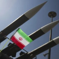 تصعيد عسكري غير مسبوق بالمنطقة.. إيران تعلن استهداف قاعدة المنهاد بالإمارات وإسقاط مسيّرة أمريكية ردًا على ضربات واشنطن