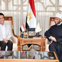 صور.. أسامة الأزهري وزير الأوقاف يكرم سامح حسين في العاصمة الإدارية بسبب ”قطايف”