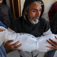 استشهاد فلسطينيين في غارة مسيرة وسط غزة.. وارتفاع حصيلة ضحايا العدوان إلى 73 ألفاً