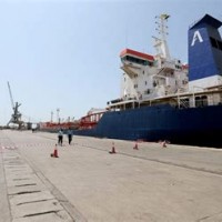 غارة للتحالف بقيادة السعودية على ميناء المكلا وسط توترات جنوب اليمن وتحذيرات من تصعيد شامل