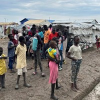 رئيس وزراء السودان يستغيث بالعالم لإنقاذ المدنيين وتقارير توثق ”إبادة جماعية” وتطهيراً عرقياً