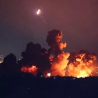 التوتر يبلغ ذروته.. قوات الاحتلال تشن هجومًا جويًا واسعًا على مواقع حساسة جنوبي لبنان