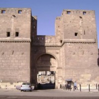 للأبواب حراس.. لماذا توجد أضرحة الأولياء على أبواب أسوار القاهرة القديمة؟