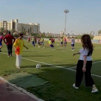 «مواجهة دبلوماسية» في مهارات كرة القدم بين سفيرتي أمريكا وكولومبيا ببطولة خوفو.. فيديو