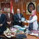 وكيلة وزارة التربية والتعليم بمحافظة مطروح بتكريم الدكتور جمعة محمد محمود مستشار مادة اللغة العربية بالوزارة