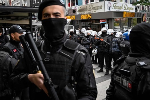 تركيا: مقتل شرطييْن وإصابة ثالث في هجوم مسلح على مركز أمني بإزمير