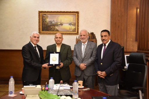 محافظ مطروح يلتقي مدير المركز الوطنى للتعليم المزدوج التكنولوجي