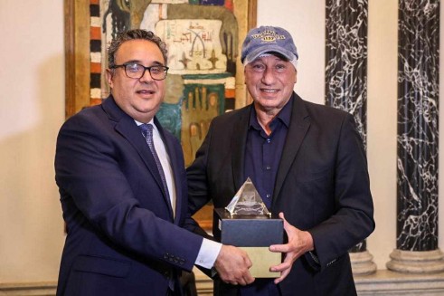 الأهلي يختتم معسكره بالنمسا.. والخطيب يهدي سفير مصر النادي