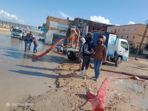 مدن مطروح تنتفض لكسح مياة الامطار من الشوارع