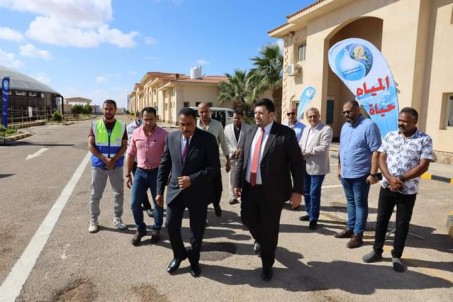 محافظ مطروح يقوم بزيارة تفقدية لمجمع محطات تحلية مياه البحر الرميلة
