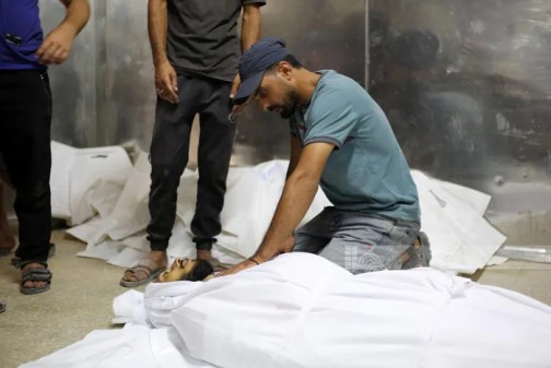 غارات دامية في غزة.. استشهاد 5 فلسطينيين بينهم طفلان في قصف استهدف سيارة ومدرسة نازحين وحي الرمال