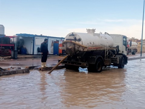 فرق الطوارئ تكثف جهودها لرفع تجمعات مياه الامطار بالشوارع والطريق الدولي بمرسي مطروح