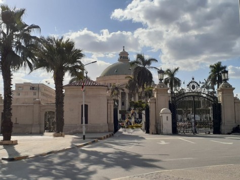 تسير المرور أمام جامعة القاهرة بعد احتراق سيارة أجرة