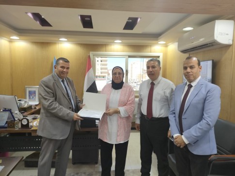 مدير الإدارة المركزية للشؤن القانونية بوزارة الصحة يكرم وكيل وزارة الصحة بمطروح تقديراً لمجهوداته .