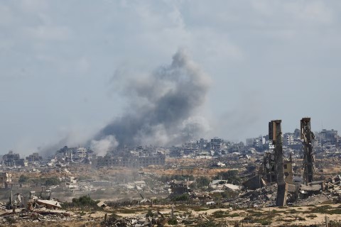 جيش الاحتلال يشن غارة على غزة ويستهدف قيادياً بارزاً في حماس