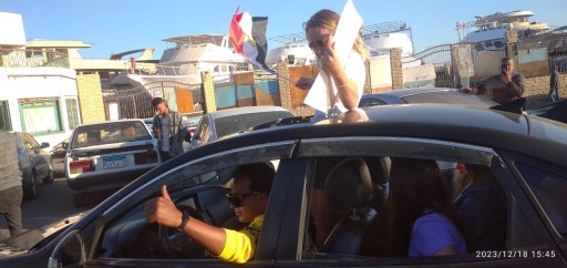 سياح الغردقة يشاركون فرحة المصريين بالاعلام