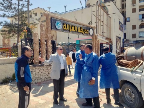   رش وتطهير المنتزهات العامة واماكن التجمعات تنفيذا لخطة صحة مطروح  لمتابعة فترات الاعياد 