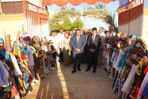 محافظ مطروح يهدي ٥٠ حقيبة مدرسية لطلاب مدرسة ابوبكر الصديق بسيوة