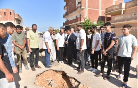 محافظ مطروح يتفقد اعمال رفع اثار السيول واعادة حركة الطرق