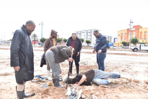 الأجهزة التنفيذية بمحافظة مطروح تواصل جهود إزالة وسحب مياه الأمطار من الشوارع  بمدن ومراكز المحافظة