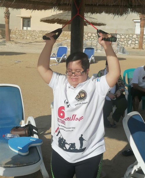 خطوات تفصله عن تحقيق حلمه ”القصيبي” يواصل تدريبات عبور المانش بالغردقة 