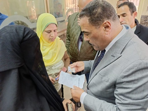 محافظ مطروح يتابع شكاوي المواطنين بالمركز التكنولوجي للمحافظة ويأمر بتلبية بعض المطالب فوريا
