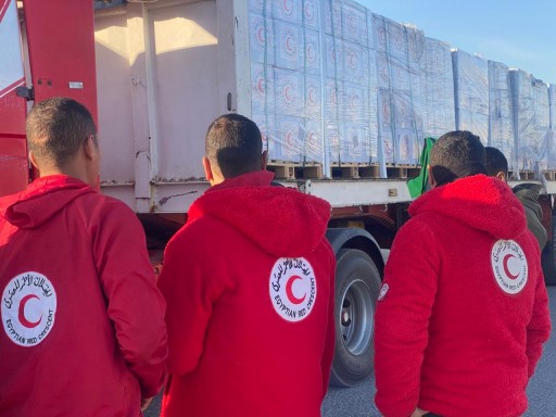 مصر تواصل دعم الأشقاء.. الهلال الأحمر يطلق قافلة «زاد العزة 154» بـ 76 ألف سلة غذائية وملابس شتوية لقطاع غزة