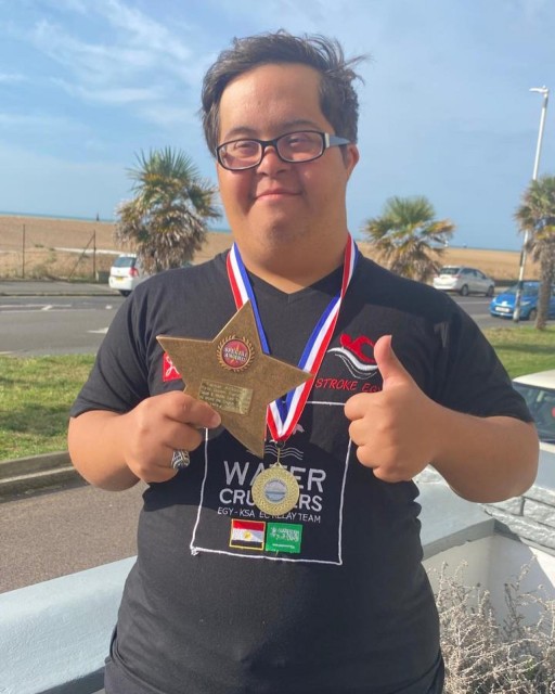 الاتحاد الانجليزي يمنح ”القصيبي” درع عبور بحر المانش 