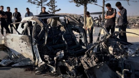 استهداف مروّع قرب مطار حلب.. سيارة مدنية تحترق بالكامل