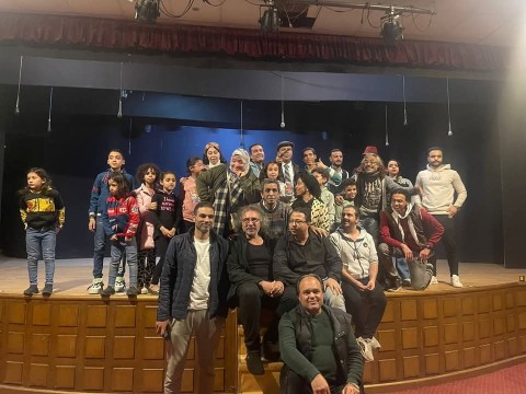 «وسع للتريند في زمن المصلحة».. الخميس علي مسرح الحياة