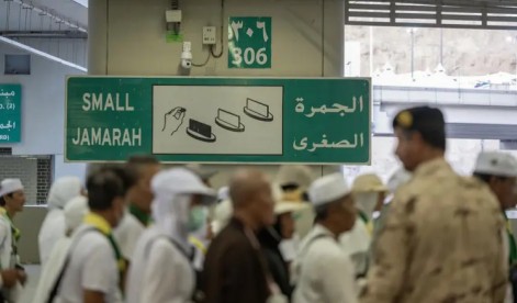 حجاج بيت الله الحرام يرمون الجمرات الثلاث.. ومنى تودع ضيوفها