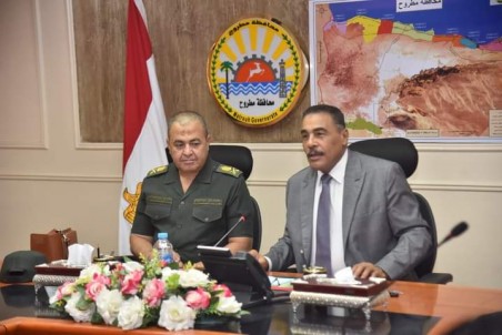 محافظ مطروح يناقش جهود الإسراع في تنفيذ المعالجة الثلاثية لمياه الصرف الصحى
