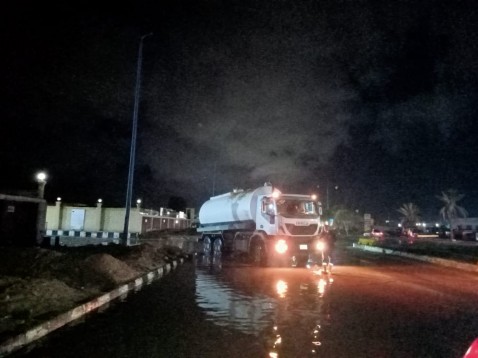 فرق الطوارئ تواصل جهودها مساءاً لرفع تجمعات مياه الامطار بمرسي مطروح 