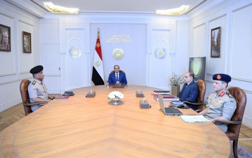 الرئيس السيسي يوجه بالسرعة والدقة في المشروعات القومية ويشيد بعطاء القوات المسلحة