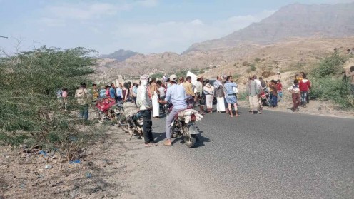 وقفه احتجاجية لأبناء منطقة الشراجة أمام أرضية نادي السهام في مدينة تعز اليمنية