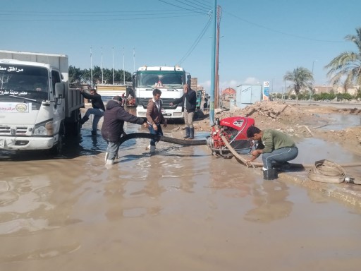 ومازالت جهود مطروح مستمرة في  إزالة تراكمات مياه الأمطار بعدد من مدن المحافظة