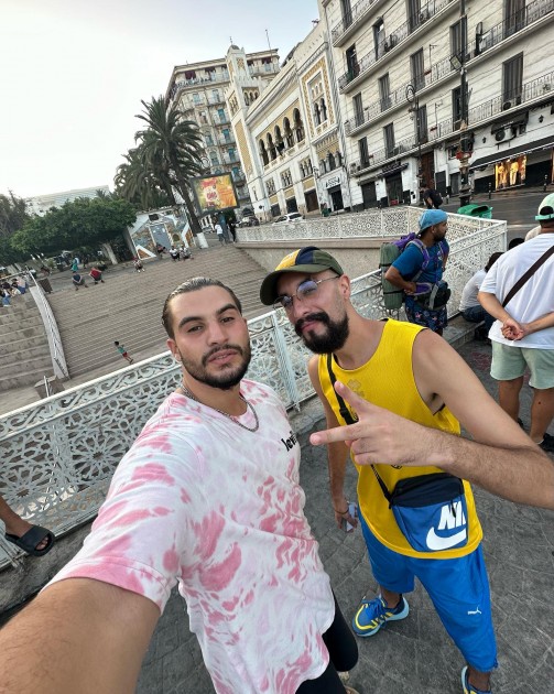 الساحر الجزائري معرف محمد رمزي.. فن الخفة وقراءة الأفكار هي لزرع البسمة و الفرحة في وجوه الناس