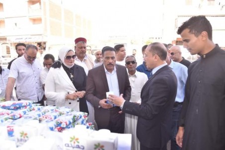 محافظ مطروح يتابع تنفيذ مبادرة خفض الاسعار ميدانيا