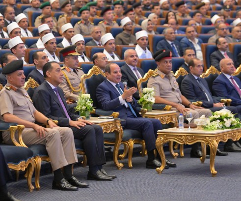 الرئيس السيسي يشهد تخرج الدورة الثالثة لأئمة الأوقاف بالقيادة الإستراتيجية ويوجه بدراسة إيفاد الأوائل في بعثات خارجية