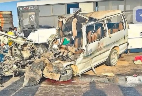 مصرع 9 أشخاص وإصابة 8 آخرين في تصادم  على طريق الضبعة الإقليمي