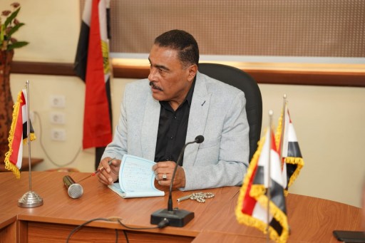 محافظ مطروح يناقش أهمية دور رؤساء القرى في متابعة وتنفيذ الخدمات للمواطنين