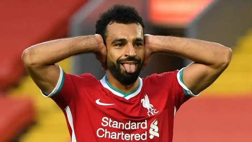 صور| بآزياء غريبة.. محمد صلاح يتجول في شوارع لندن وزوجته وابنتاه مكة وكيان