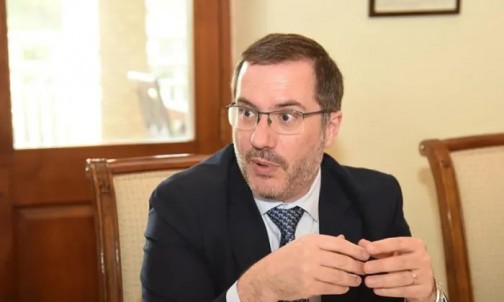 السفير البريطاني بالقاهرة يؤكد دور مصر المحوري في السلام ويلتزم بحل الدولتين لمواجهة تهديدات المستوطنات