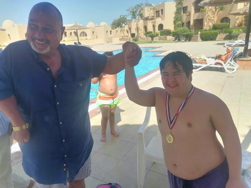 السباح فيصل القصيبي  يحصل على ميدالية مدربي عبور المانش بالغردقة 