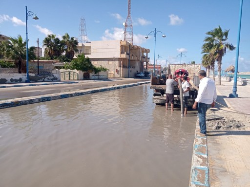 رئيس مدينة مرسي مطروح رفع تجمعات مياه الأمطار من الشوارع والميادين والطريق الدولي